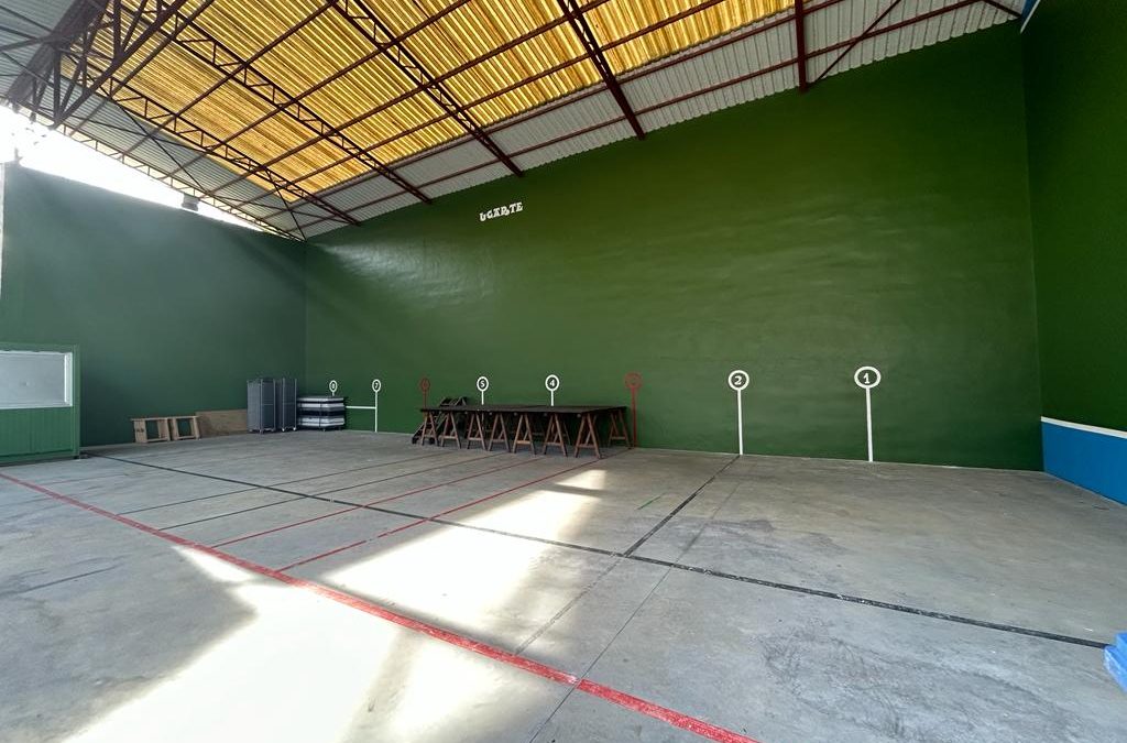 EL AYUNTAMIENTO HA PINTADO EL FRONTÓN DE UGARTE