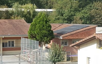 EL AYUNTAMIENTO HA INSTALADO PLACAS SOLARES EN EL TEJADO DEL COMEDOR DE LA ESCUELA