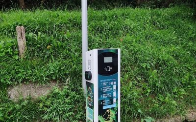 YA ESTÁN EN MARCHA LOS DOS PUNTOS DE CARGA ELÉCTRICA GRATUITA PARA VEHÍCULOS