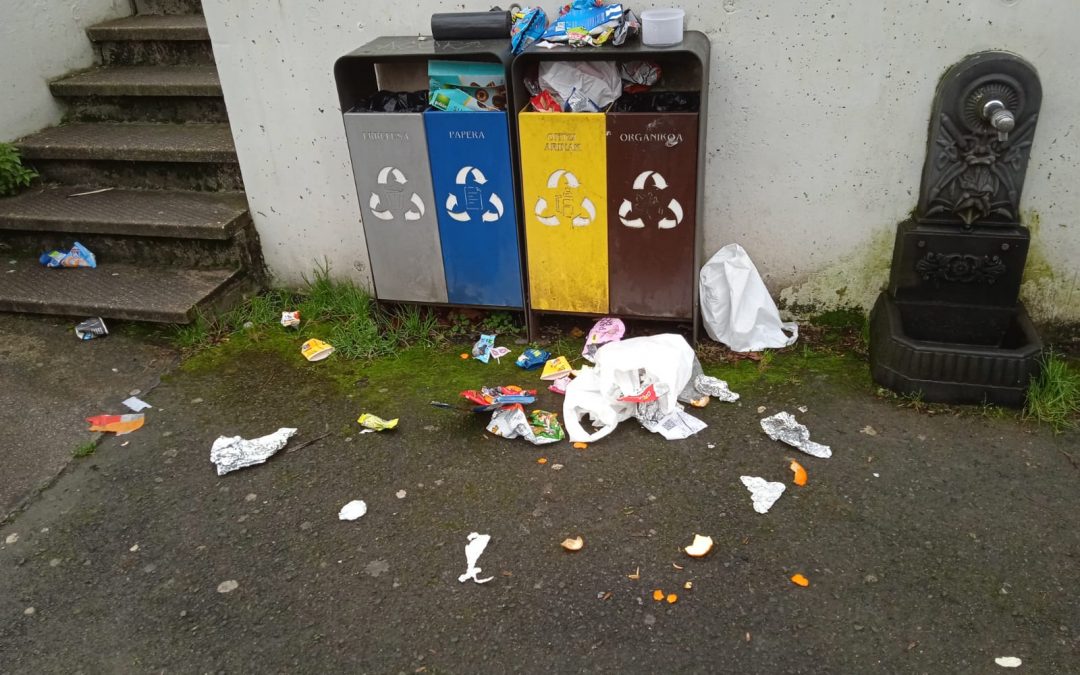 PARQUE INFANTIL DE AMEZKETA LLENO DE BASURA