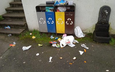 PARQUE INFANTIL DE AMEZKETA LLENO DE BASURA